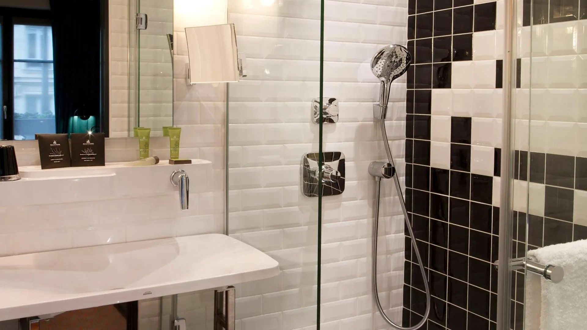 Hotel Atmospheres Paris 4*,  France
